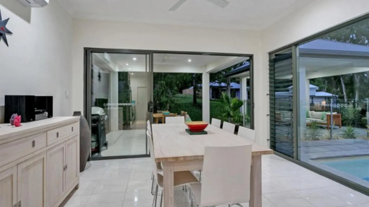 Castaways - Palm Cove Villa